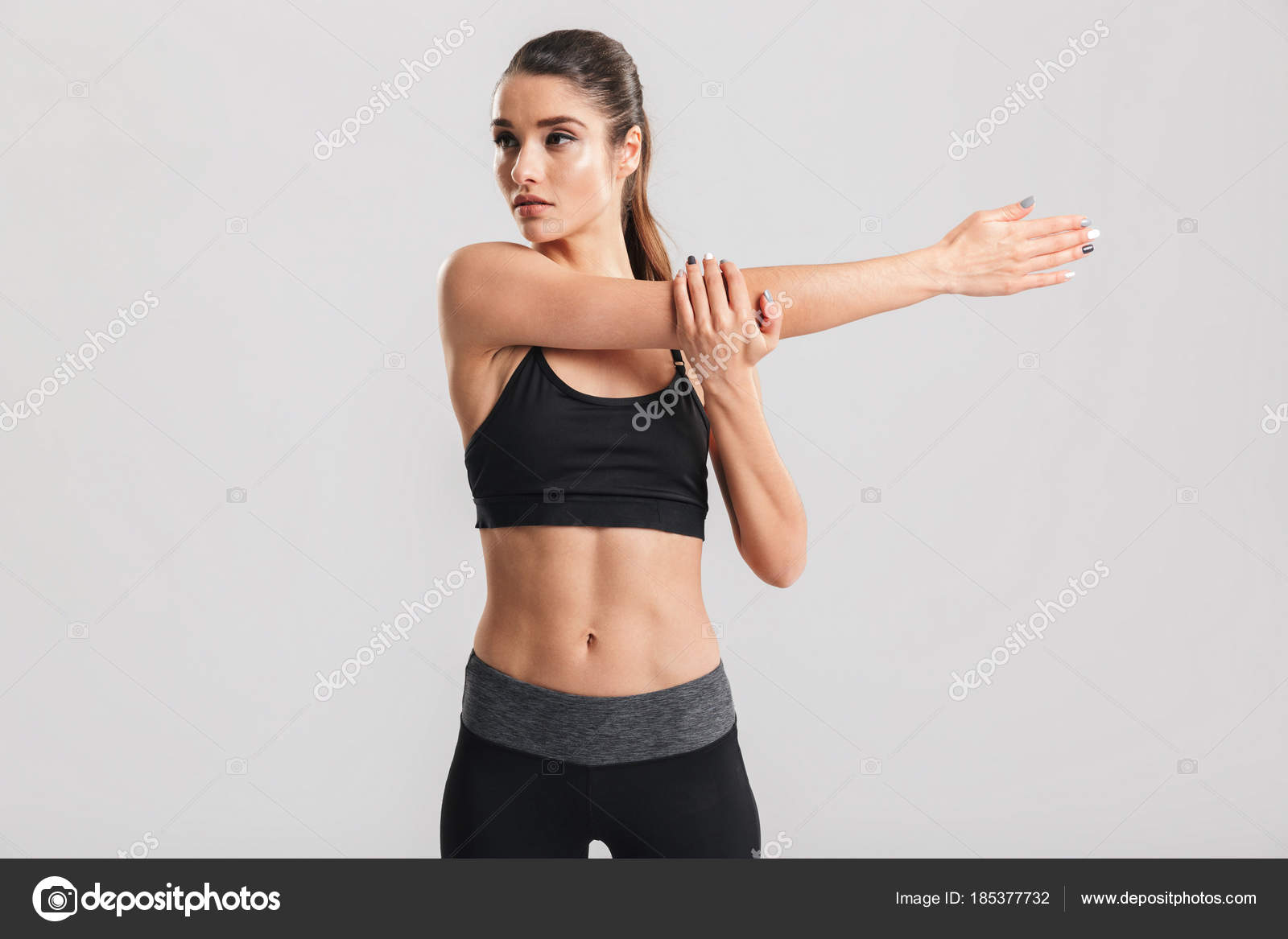 フィットネスをして彼女の体をストレッチにスリムなスポーティな女性のイメージ ストック写真 C Vadymvdrobot フィットネスをして彼女の体をストレッチにスリムなスポーティな女性のイメージ ストック写真 C Vadymvdrobot
