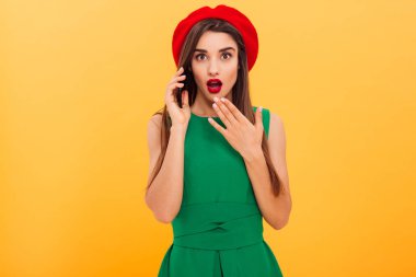 sürpriz bir genç kadının portresi