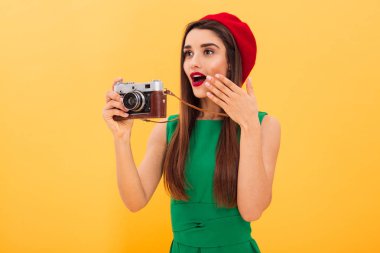 Şok genç kadın fotoğrafçı turist