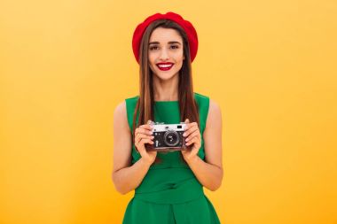 Mutlu genç kadın fotoğrafçı turist