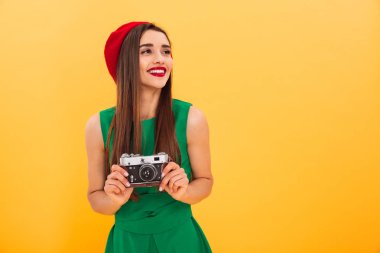 Mutlu genç kadın fotoğrafçı turist