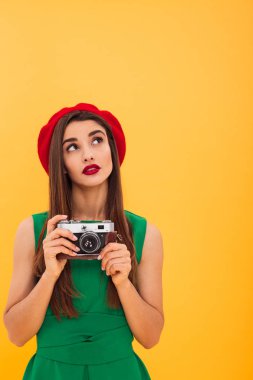 Düşünme genç kadın fotoğrafçı turist