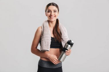 O arıyorsunuz havluyla eşofman giyen sağlıklı genç sporcumuz