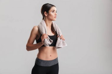 Vaktimiz ile poz spor su kuyusu-yapılı fitness kadın fotoğrafı