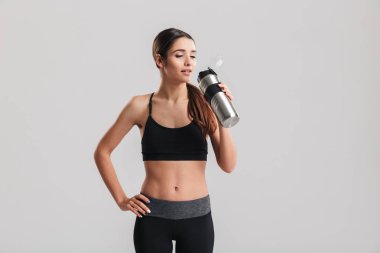 Asi seyir eşofman giyen güzel genç fitness eğitmeni
