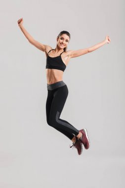 Tam uzunlukta abs ile spor içinde mutlu sağlıklı kadın fotoğrafı 