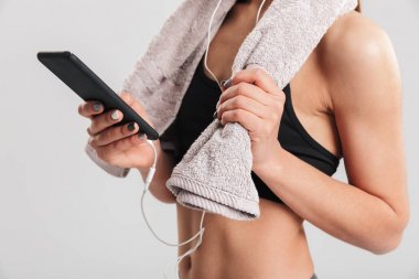 Genç kadın boyun ve liste üzerinde havlu ile spor salonunda Resim kırpılmış