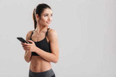 Geri tutarak süre seyir su kuyusu-yapılı gülümseyen kadın portresi 