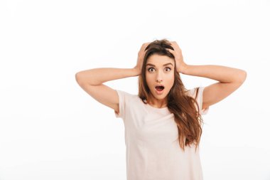 Esmer kadın başını tutan t-shirt şok