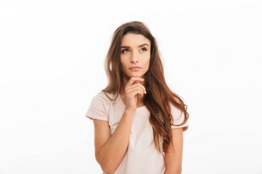 Çene tutarak ve uzağa arıyorsunuz t-shirt dalgın esmer kadın