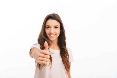 Esmer kadın t-shirt gösteren başparmak kameraya gülümseyen