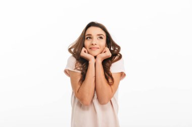 T-shirt gülümseyen düşünme esmer kadın ellerinde reclines