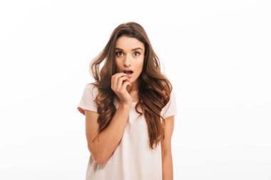 T-shirt şok esmer kadın parmaklarını ısırıyor