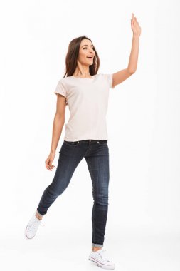Tam boy görüntü t-shirt yürüme neşeli esmer kadının