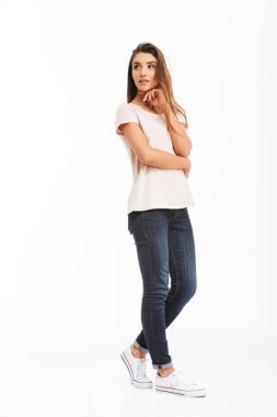 Tam boy görüntü t-shirt içinde gizem esmer kadın