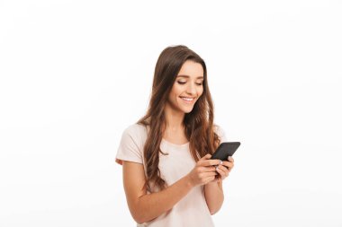 T-shirt yazılı mesaj smartphone cep telefonu ile esmer kadın memnun