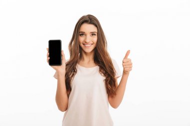 Boş smartphone ekran gösterilen t-shirt mutlu esmer kadın