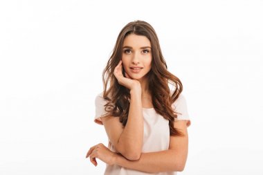 T-shirt şehvetli gülümseyen esmer kadın onun koluna reclines