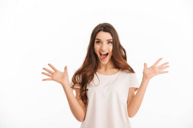 T-shirt çığlık içinde sürpriz mutlu esmer kadın