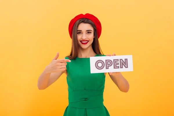 Retrato de uma jovem mulher feliz vestida de boina — Fotografia de Stock