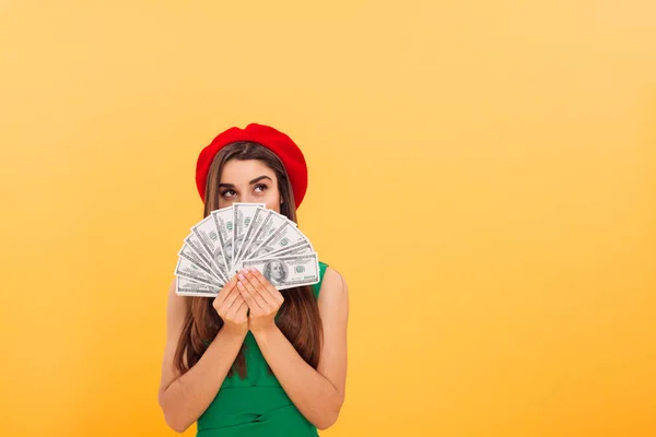 Carino giovane donna che copre il viso con i soldi — Foto Stock
