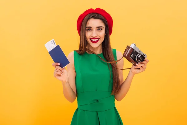 Ενθουσιασμένη τουρίστρια νεαρή γυναίκα κρατώντας τη φωτογραφική μηχανή και το διαβατήριο με εισιτήρια. — Φωτογραφία Αρχείου