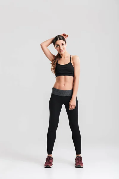 Full-length lachende vrouw fitnesstraining en op zoek op camera, — Stockfoto