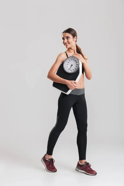 Imagen completa de fitness sporty girl holding scale y smili —  Fotos de Stock