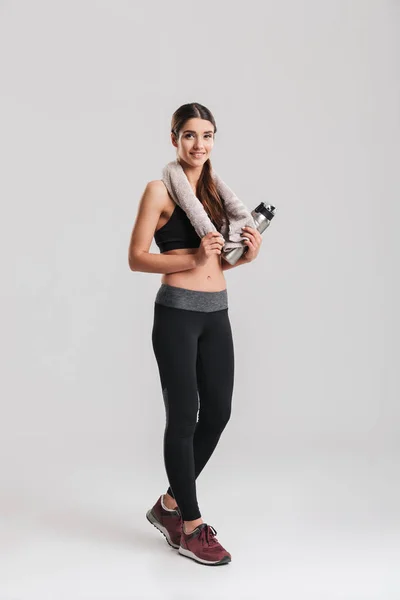 Full-length aantrekkelijke jonge Sportvrouw dragen trainingspak met — Stockfoto