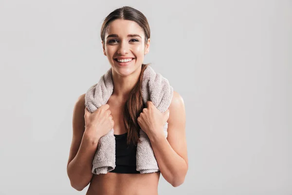 Retrato de jovem mulher fitness em sportswear posando com toalha — Fotografia de Stock