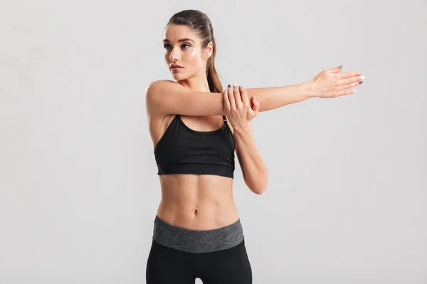 Immagine di sottile donna sportiva che fa fitness e allunga il suo corpo — Foto Stock