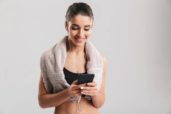 Retrato de mujer joven fitness en ropa deportiva posando con toalla —  Fotos de Stock