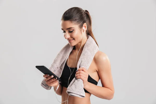 Retrato de una joven en el gimnasio posando con toalla en el cuello y lis —  Fotos de Stock