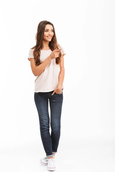 Imagem de comprimento total da mulher morena feliz em t-shirt — Fotografia de Stock