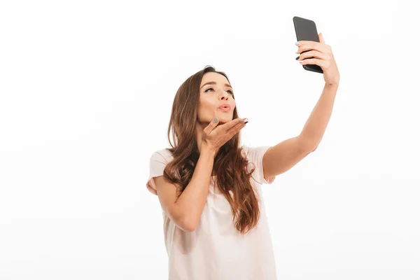 Femme brune sensuelle en t-shirt faisant selfie sur smartphone — Photo