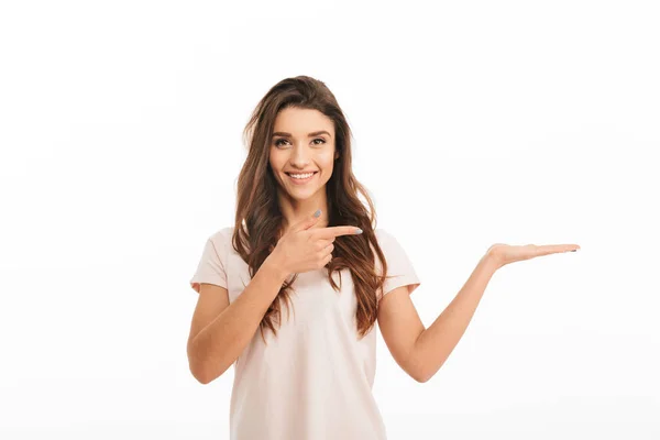 Mujer morena sonriente en camiseta con copyspace en la palma — Foto de Stock