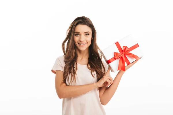 Blij brunette vrouw in t-shirt bedrijf gift box — Stockfoto