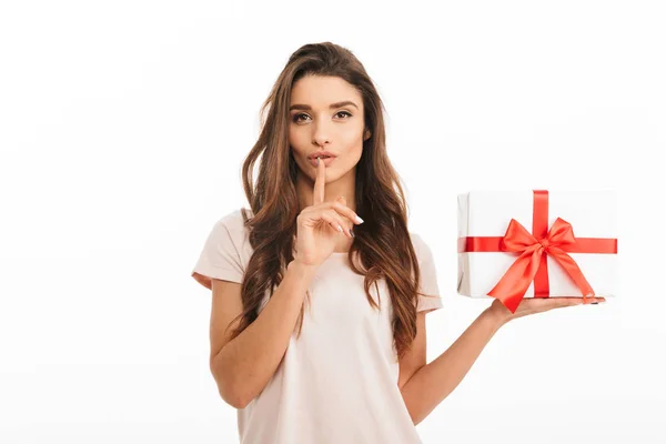 De brunette vrouw mysterie op t-shirt bedrijf gift box — Stockfoto