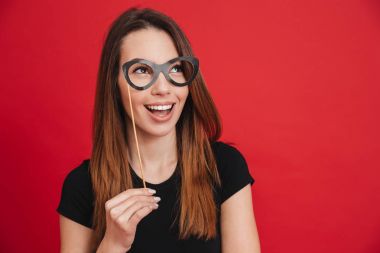 Sahte gözlük ile ekşitmeden gülümseyen kız portresi