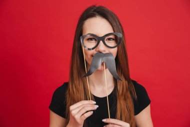 Sahte gözlük ile yapması garip bir kız portresi