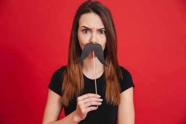 Sahte bıyıkları ile yapması garip bir kız portresi