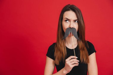 Sahte bıyıkları ile yapması garip bir kız portresi