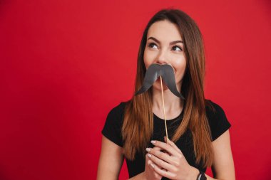 Neşeli bir kız ile sahte bıyıkları ekşitmeden portresi