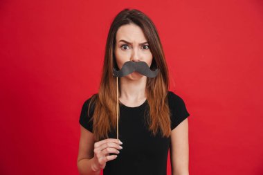 Neşeli bir kız ile sahte bıyıkları ekşitmeden portresi