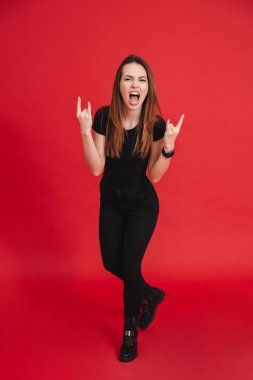 Toplam siyah kıyafeti poz içinde deli kadının tam boy görüntü