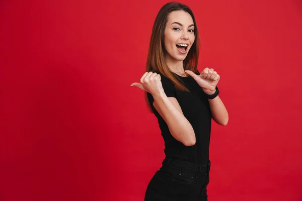 Mujer guapa veinteañera con el pelo castaño largo posando en la cámara y —  Fotos de Stock