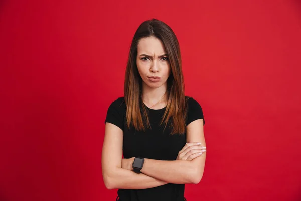 Kaukasiska missnöjd kvinna i svart t-shirt tittar på kameran wh — Stockfoto
