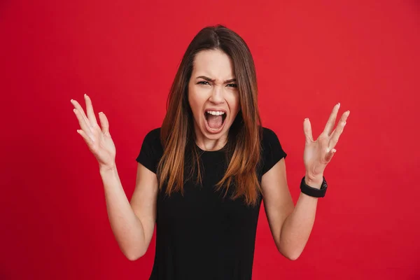 Foto de mulher emocional irritada em t-shirt preta gritando e — Fotografia de Stock