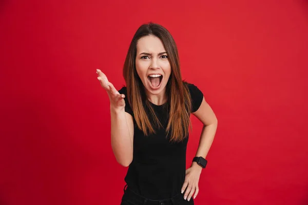 Retrato de uma menina com raiva gritando para a câmera — Fotografia de Stock