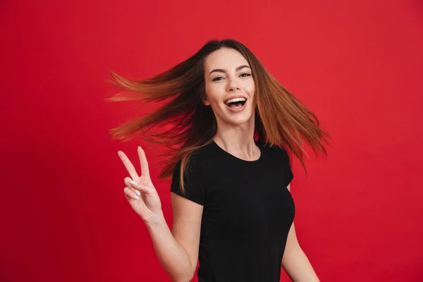 Imagen de una mujer positiva con el pelo castaño largo posando en la cámara wi —  Fotos de Stock